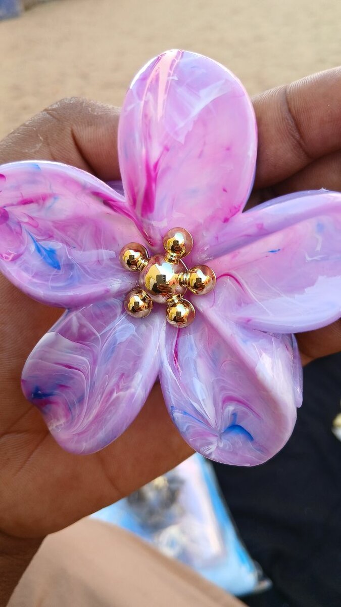 Broches florales en résine colorée