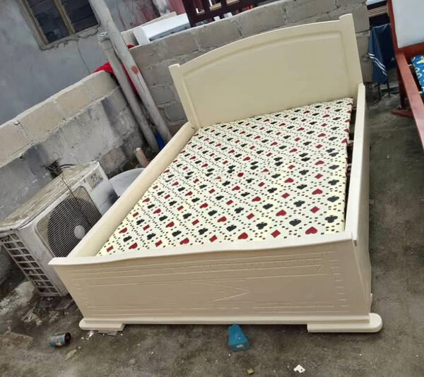 Lit double en bois élégant