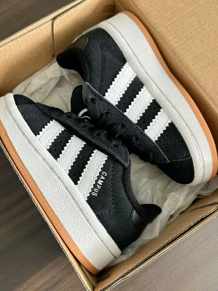 Sneakers noires classiques en daim