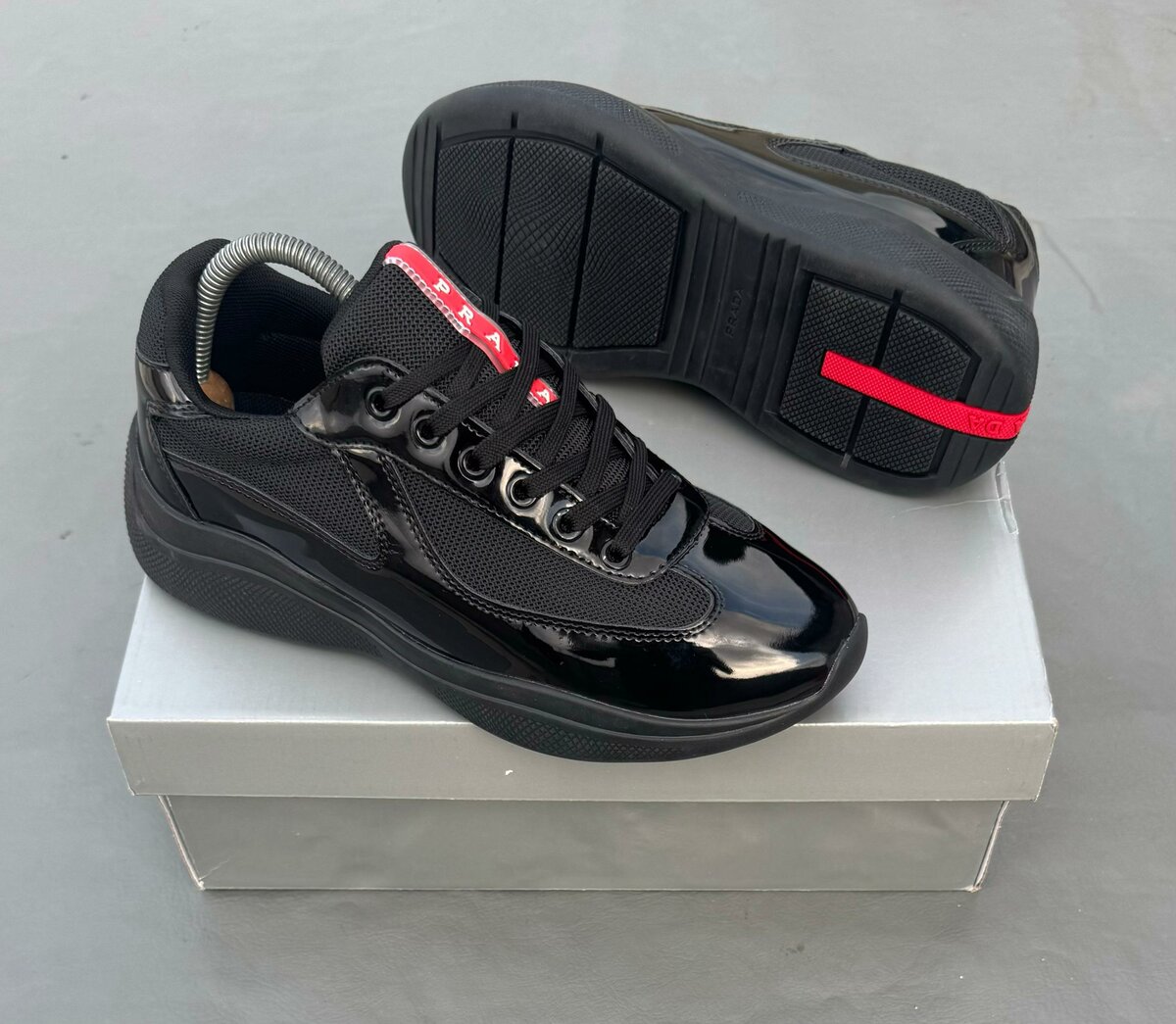Sneakers Prada noirs élégants