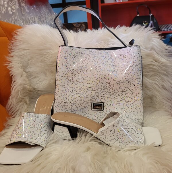 Ensemble femme, sac blanc et sandales blanches