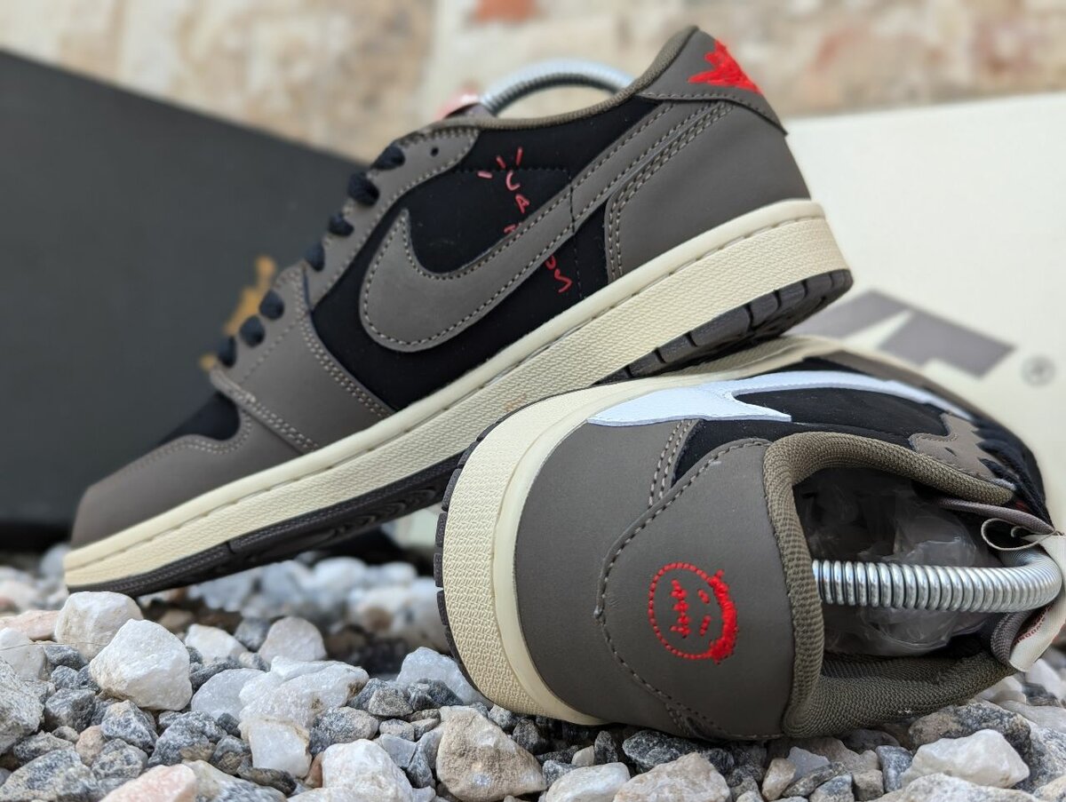 AIR JORDAN 1 LOW CACTUS JACK (TRAVIS SCOTT MOCHA)