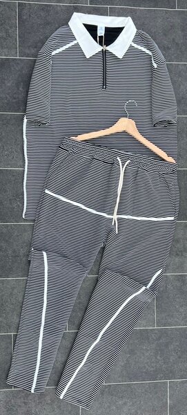 Tenue de sport rayée élégante