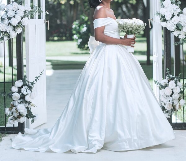 Wedding dress for sell.K5000 fits size 8,10 and 12