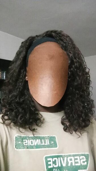 Perruque frisée avec bandeau