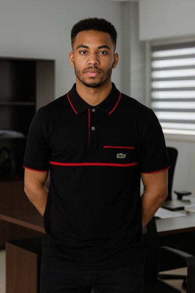 Polo noir à rayures rouges