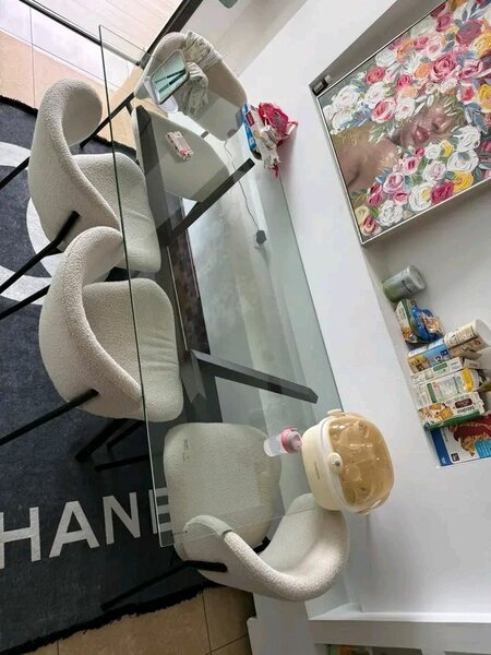 Chaise moderne en tissu bouclé