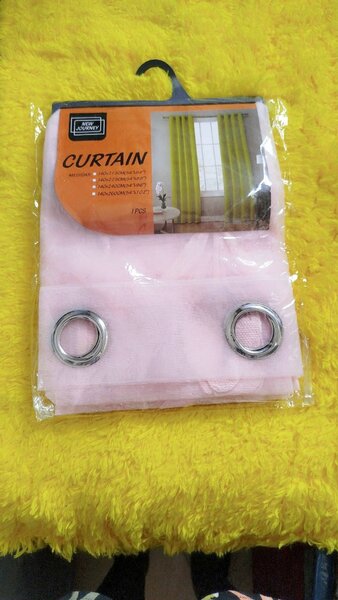 Rideau rose avec œillets