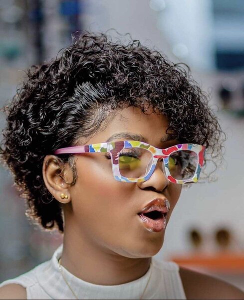 Perruque bouclée en dentelle