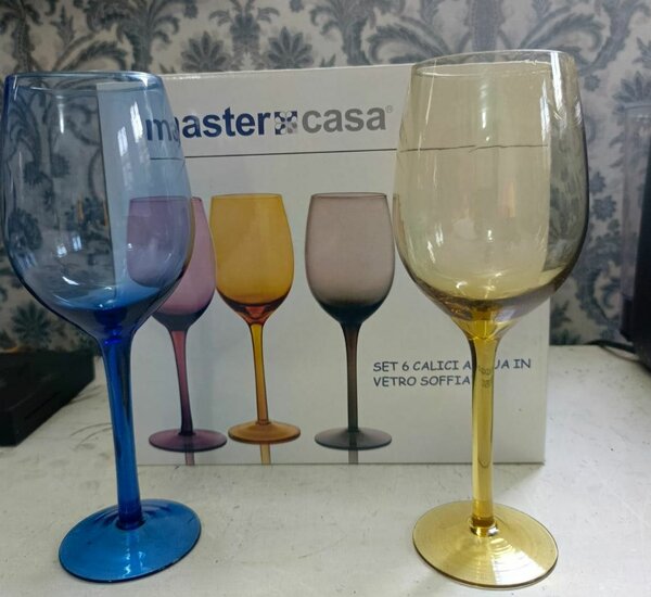 Verres en verre soufflé coloré