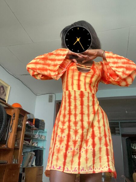 Robe courte tie-dye vibrante