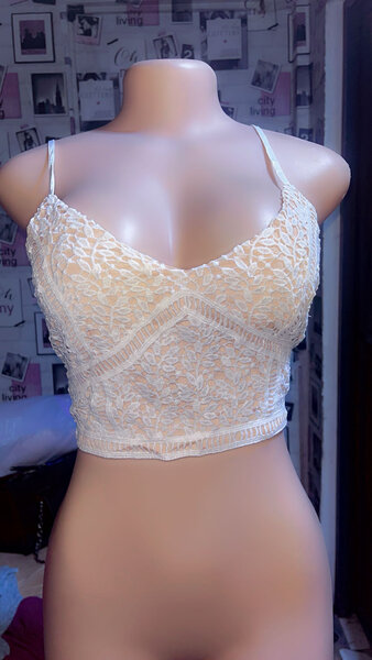 Top en dentelle et rayures