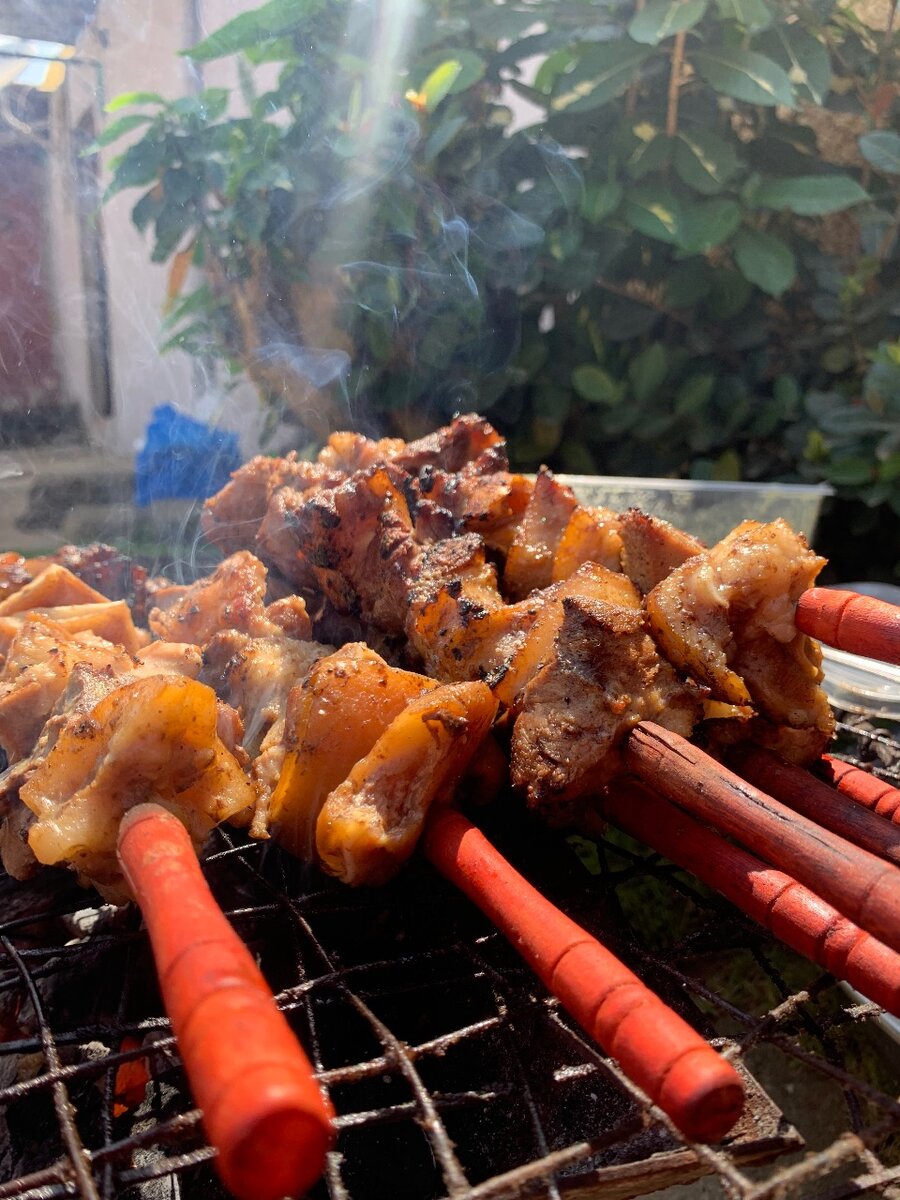 Brochettes de porc braisé