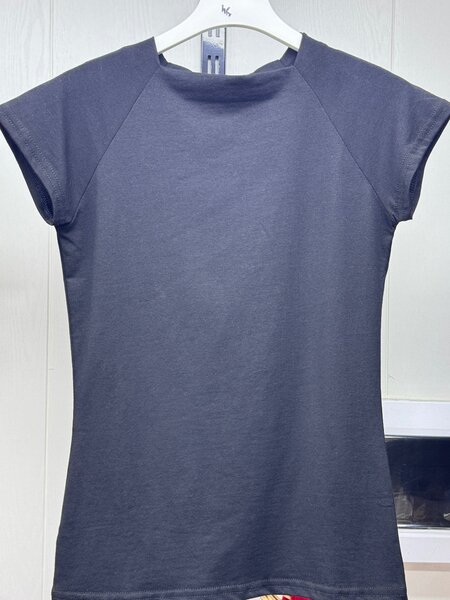 Приталенная черная футболка