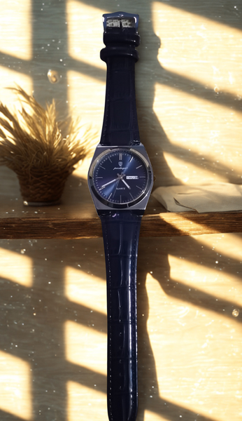 Montre élégante en cuir bleu