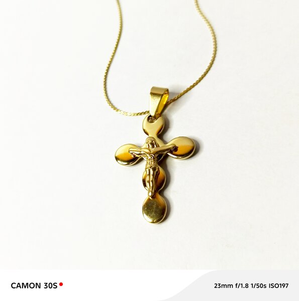 Collier Crucifix Doré Élégant