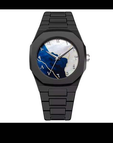 Montre élégante noire artistique