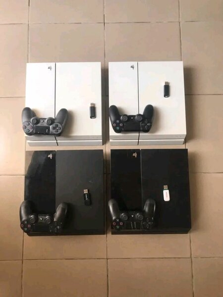 Console de jeu PS4 avec manette