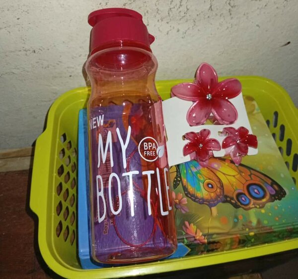 Bouteille et pince colorée