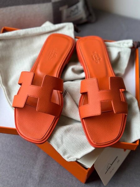 Sandales en cuir orange élégantes