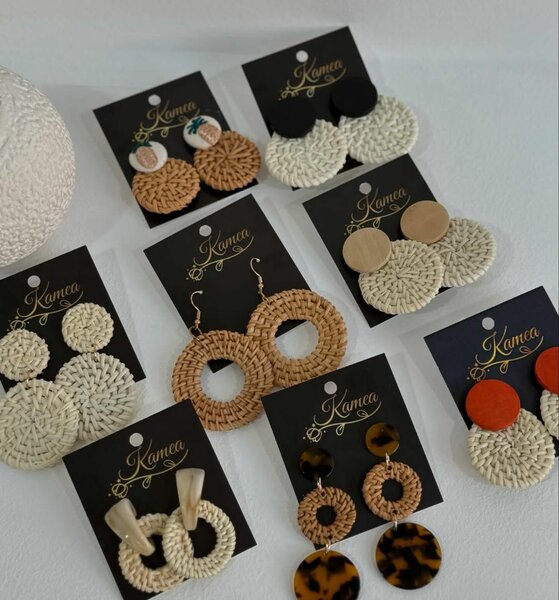 Бижутерия их ротанга и дерева.