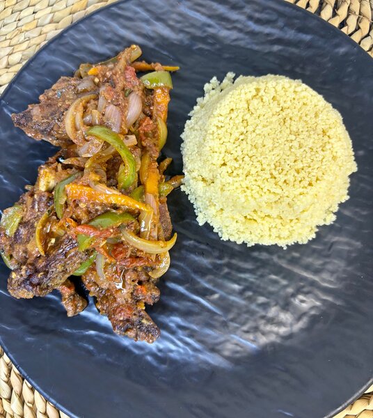 Poulet sauté avec attieke