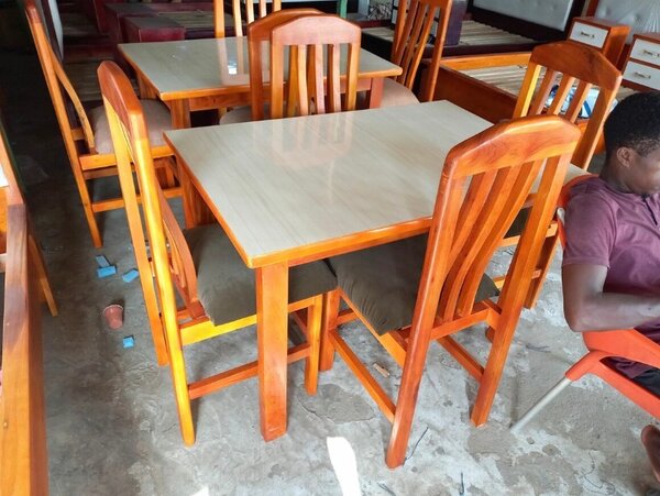 Table à manger en bois clair