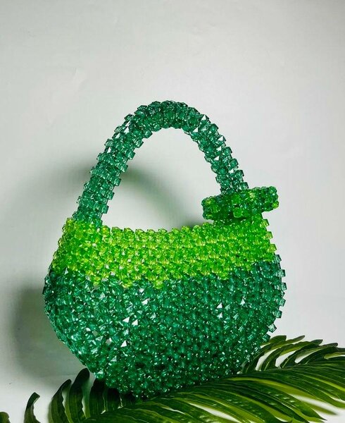 Sac à main perlé vert