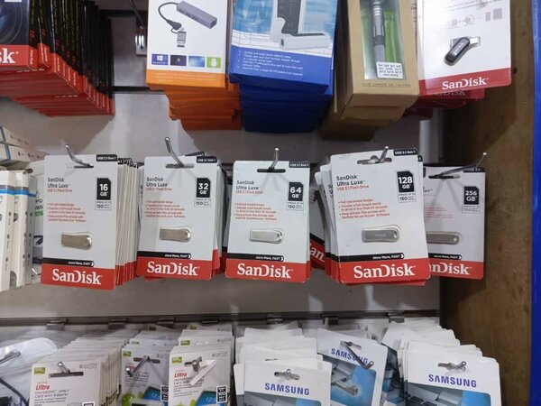 128GB Sandisk Pendrive