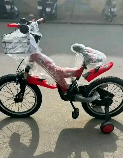 Vélo enfant rouge avec roues
