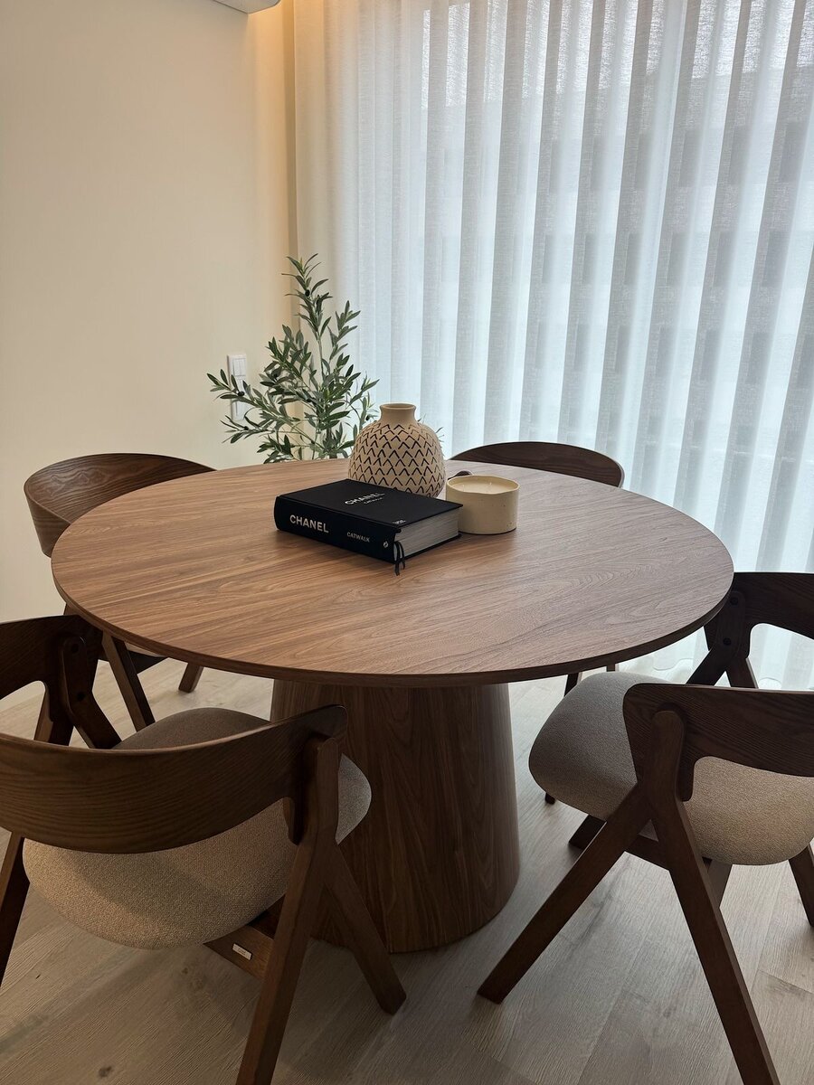 Table ronde élégante bois