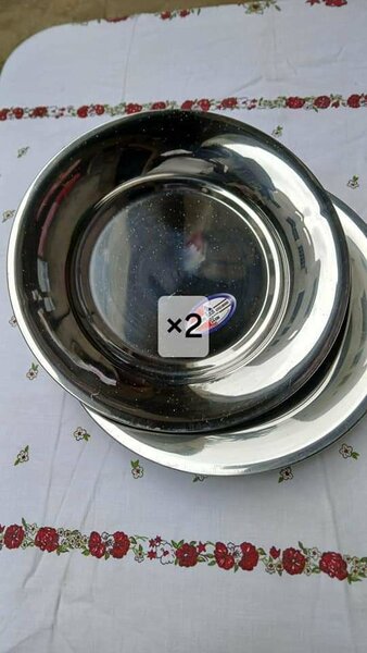 Deux assiettes plateaux en inox