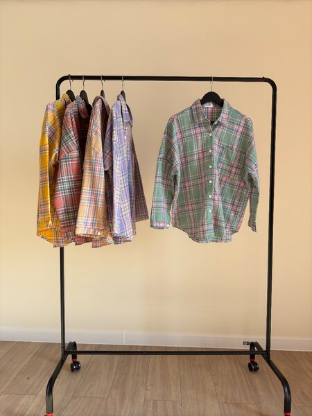 Женская клетчатая рубашка с заниженными рукавами