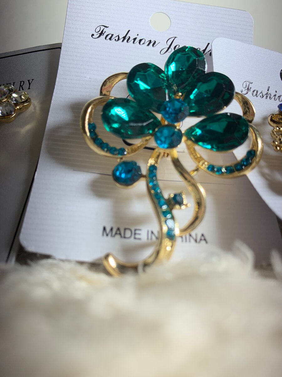 Broche trèfle doré et émeraude