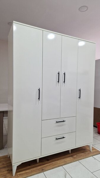 Armoire en bois blanc moderne