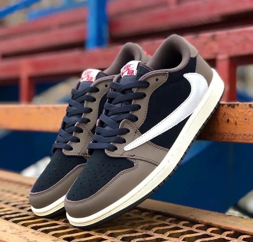 AIR JORDAN 1 x TRAVIS SCOTT