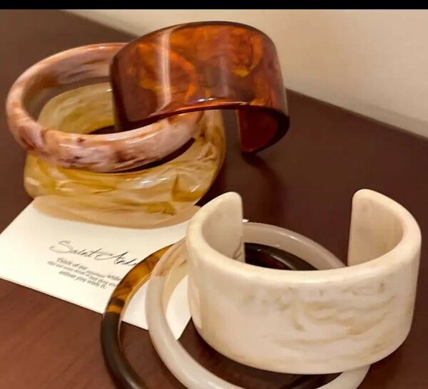 Bracelets en résine multicolores