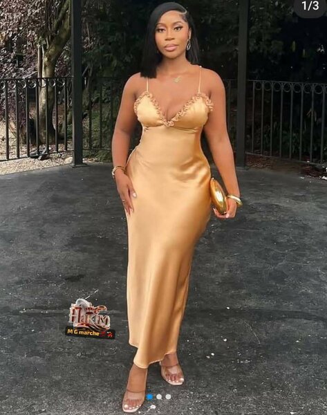 Robe satin dorée élégante