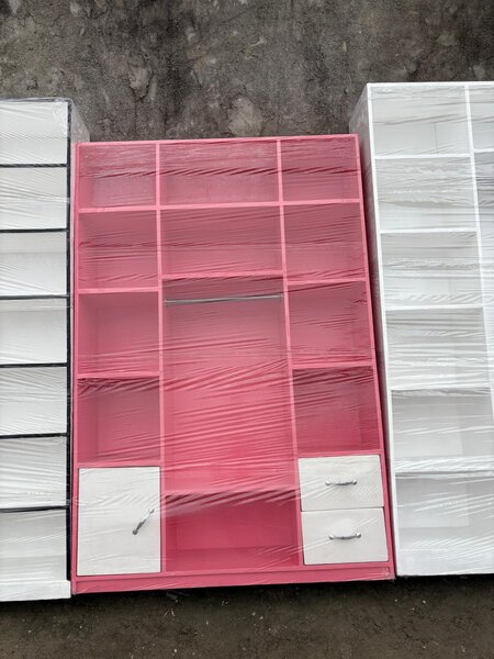 Armoire Moderne avec Étagères