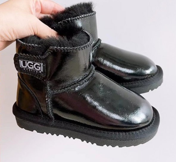 Угги для малышей — это уют и тепло, обнимающие маленькие ножки в холодные дни.