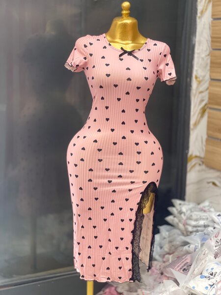 Robe moulante cœur fendue dentelle