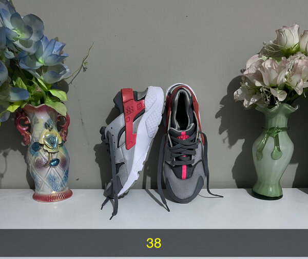 Sneakers gris et rouges