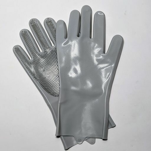 Cleaning silicone gloves