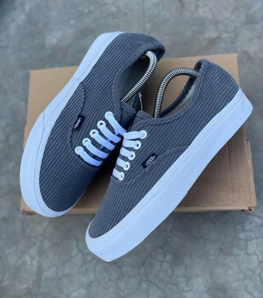 Baskets grises à semelles blanches