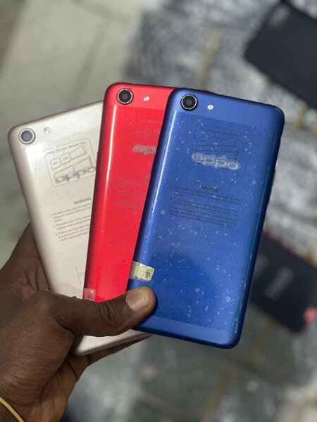 Smartphone Oppo A83 couleurs vives