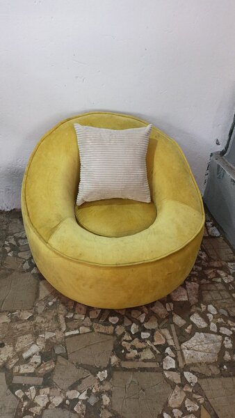 Fauteuil rond jaune moderne