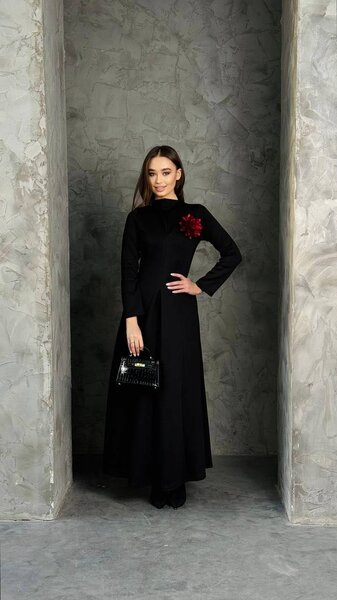 Теплое платье с брошью