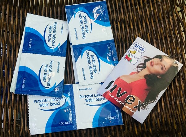 3 Préservatifs + 6 Lubrifiant