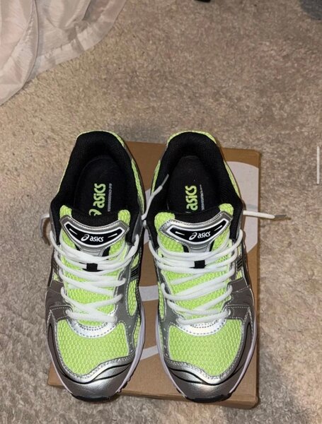 Chaussures de course ASICS rétro