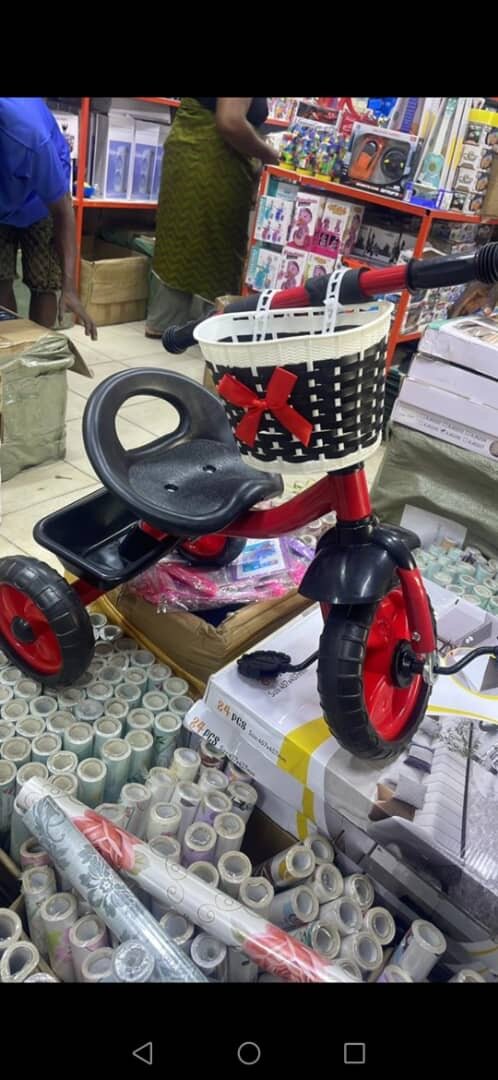 Tricycle rouge pour enfants avec panier